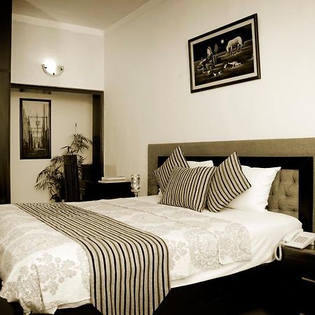 Royal Elegance Hotel Lahore Exterior photo